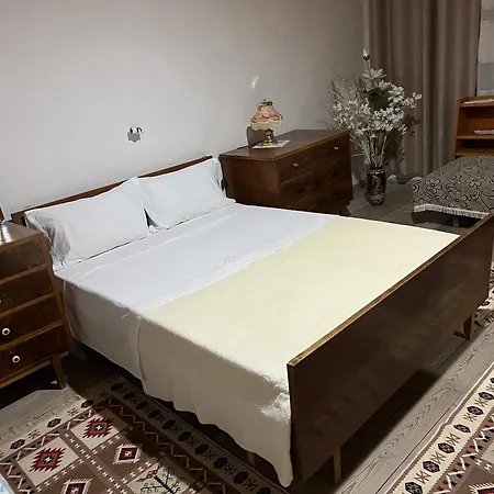 Tourists بيت ضيافة Gjirokastër