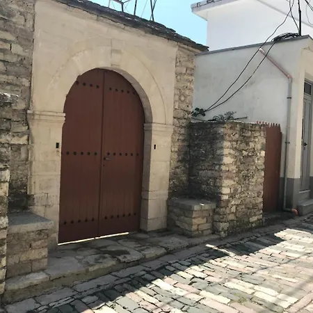 Tourists بيت ضيافة Gjirokastër